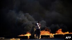 Архівне фото: демонстрант палить шини після демонстрації на підтримку ув’язненим опозиціонерам у Бахрейні, 3 вересня 2012 року