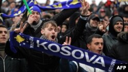 Косово мен Гаити арасындағы фатчқа келген, "Косово" деген жазу көтерген футбол жанкүйерлері. Косово, Митровица, 2014 жылдың наурызы.