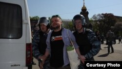 Поэта Александра Дельфинова задержал ОМОН на Старой площади в Москве 7 мая 2012 г
