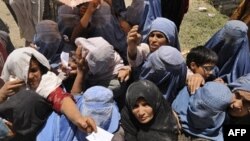 آرشیف، شماری از زنان افغان که منتظر توزیع کمک اند.