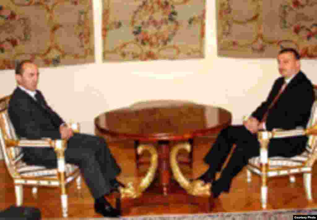 Poland/Nagorno-Karabakh -- Presidents Ilham Aliyev of Azerbaijan and Robert Kocharyan of Armenia discuss Nagorno-Karabakh conflict in Warsaw, 15May2005