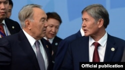 Қазақстан президенті Нұрсұлтан Назарбаев (сол жақта) пен Қырғызстан президенті Алмазбек Атамбаев.