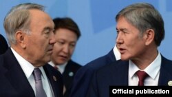 Президент Казахстана Нурсултан Назарбаев (слева) и президент Кыргызстана Алмазбек Атамбаев (справа).