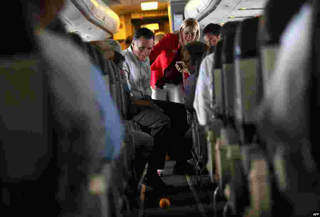 Ромни запустил апельсин по салону самолёта, в котором он путешествует в рамках президентской кампании. 