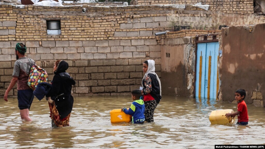 اعضای یک خانواده در حال تخلیه روستایی در اطراف شهر اهواز