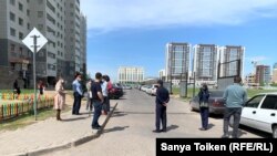 "Сармат" тұрғын үй кешені тұрғындары аулада наразылық танытып тұр. Нұр-Сұлтан, 7 мамыр 2020 жыл.