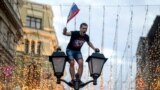 Болельщик празднует выход сборной России в четвертьфинал