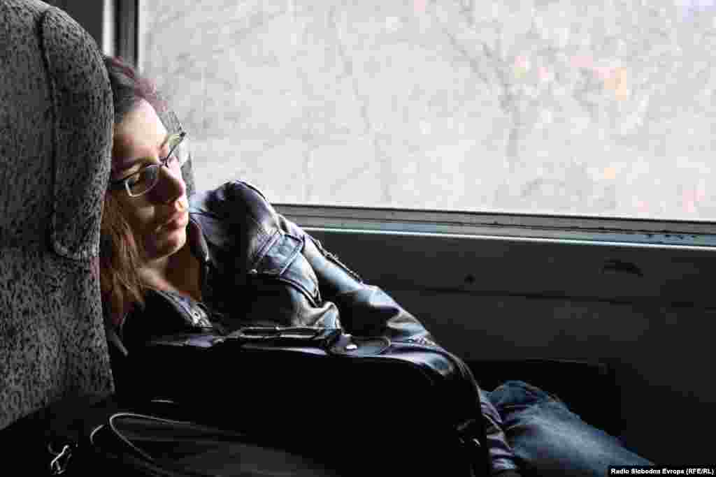 Студентка спие во утринскиот воз Скопје-Битола. 