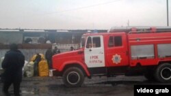 Пожарная машина на барахолке, рядом со сгоревшим рынком "Алатау". Алматы, 12 декабря 2013 года.