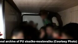 Migranti u kamper vozilu poljskih registarskih oznaka, mjesto Prekopa na području Gline, Hrvatska, 23. veljače 2020.