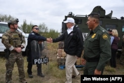 Presidenti Trump duke u takuar me policët, rojet kufitare dhe ushtarët në kufirin e SHBA-së me Meksikën. 10 janar, 2019.