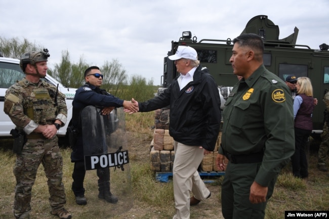 Presidenti Trump duke u takuar me policët, rojet kufitare dhe ushtarët në kufirin e SHBA-së me Meksikën. 10 janar, 2019.