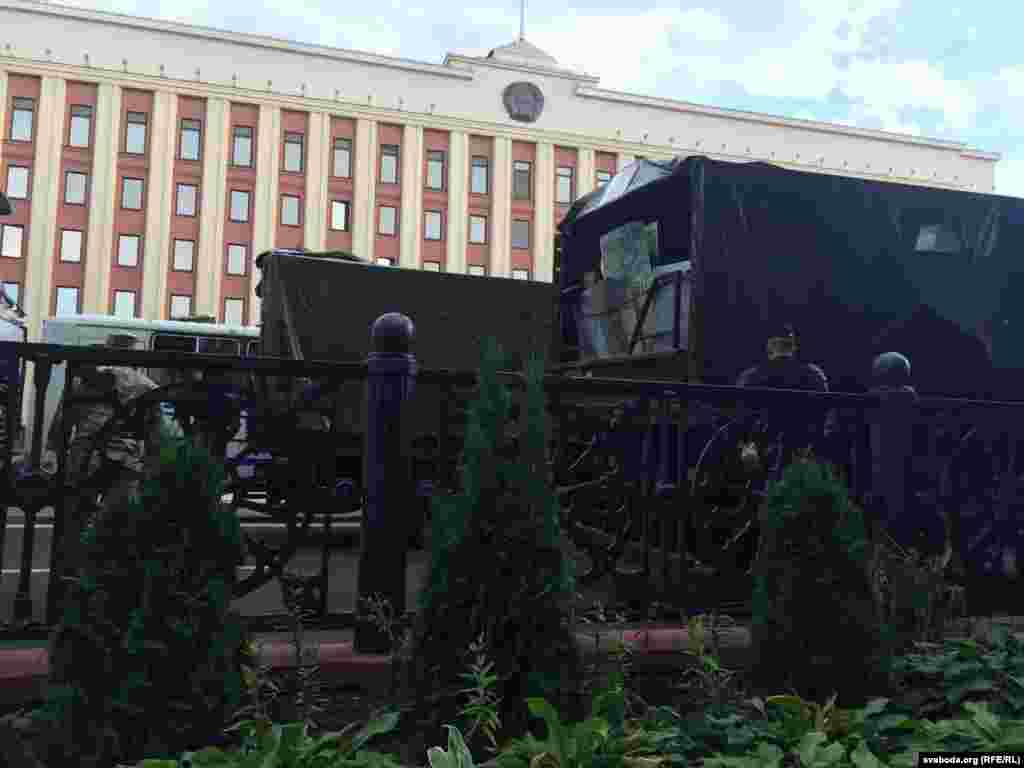 Минск қаласындағы Ленин көшесінің маңындағы әскерилер. "Настоящее время" арнасының тілшілерінің хабарлауынша, қалада су шашатын көліктер де жүр.