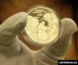 Срібна пам’ятна монета «900 років Повісті минулих літ», випущена Національним банком України у 2013 році. Київ, 20 грудня 2013 року