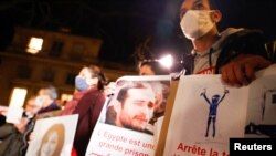 تظاهرات در پاریس علیه نقض حقوق بشر در مصر در جریان سفر عبدالفتاح السیسی به فرانسه (عکس از آرشیو)