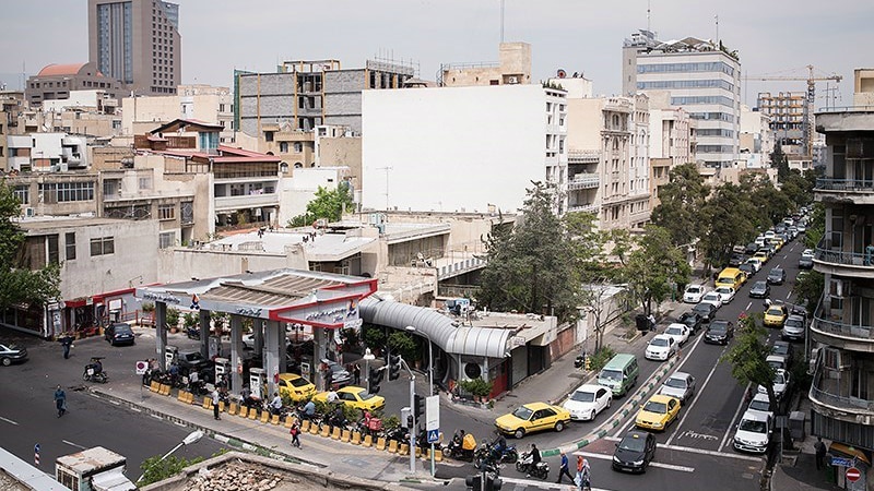 پمپ بنزین‌ها شلوغ شد؛ وزارت کشور ایران سهمیه‌بندی بنزین را تکذیب کرد