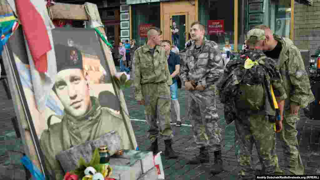 Бійці одного з добровольчих батальйонів згадують часи&nbsp;​Революції гідності біля каплички одному з перших загиблих -&nbsp;білорусу Михайлу Жизневському на вул. Грушевського