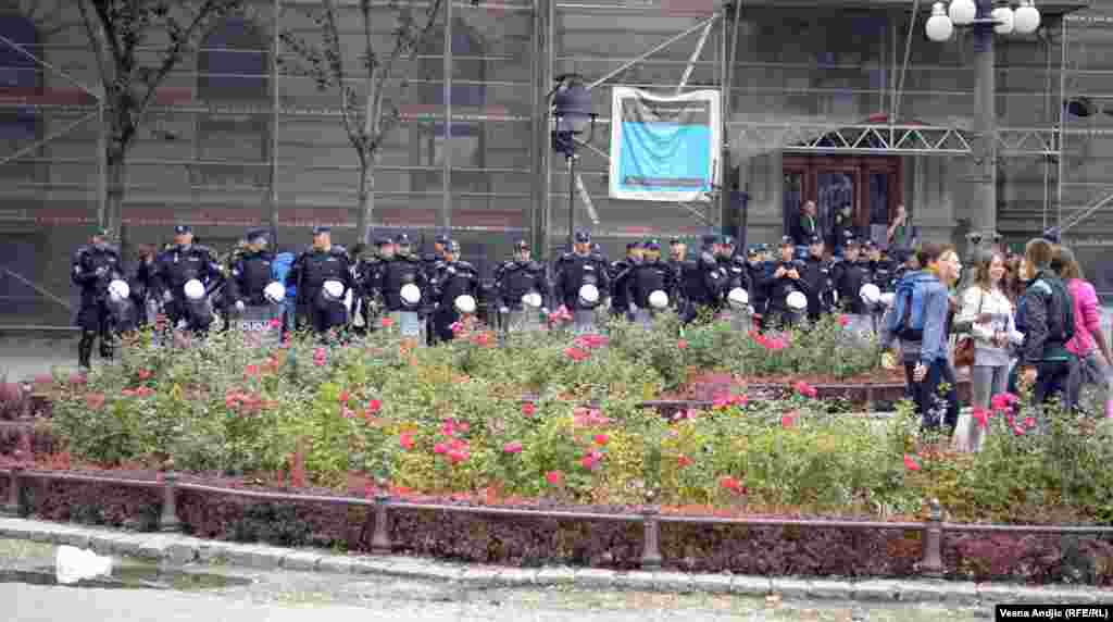 Policija tokom održavanja 'porodičnog protesta' protiv Parade.