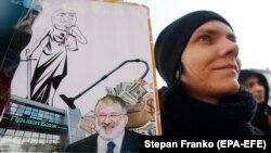 Ukrán aktivista tüntet Ihor Kolomojszkij ellen tavaly télen Kijevben. Az oligarcha PrivatBank körüli zűrös ügyeire és a helyi igazságszolgáltatás pártosságára céloz a transzparensén. 