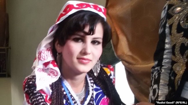 Власти Таджикистана пропагандируют национальную одежду