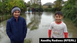 Astarada uşaqlar yolları su basdığından dərsə gedə bilmir