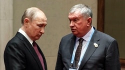 Владимир Путин и Игорь Сечин, глава "Роснефти", которой отошло большинство активов ЮКОСа