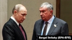 Vladimir Putin și Igor Secin, șeful Rosneft, în timpul unei vizite în China. Aprilie 2019