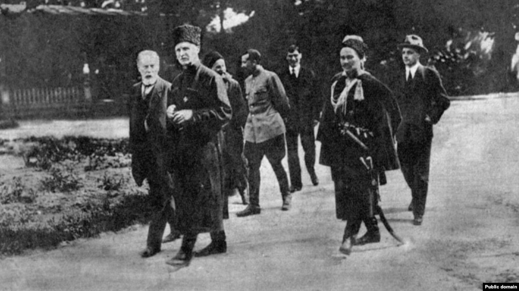 Гетьман Павло Скоропадський попереду (в чорній шапці) у дворі своєї резиденції. 1918 рік 