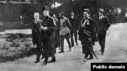 Гетьман Павло Скоропадський попереду (в чорній шапці) у дворі своєї резиденції. 1918 рік 