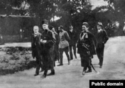 Гетьман Павло Скоропадський попереду (в чорній шапці) у дворі своєї резиденції. 1918 рік