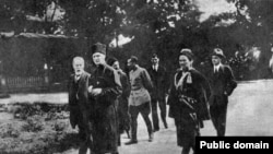 Гетьман Павло Скоропадський попереду (в чорній шапці) у дворі своєї резиденції. 1918 рік