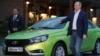 Російський лідер Володимир Путін на тлі автомобіля Lada Vesta, який був флагманом російського автопрому в 2015 році і випускається досі. Після того, як із РФ пішли французькі інвестори, модельний ряд зазнає лише мінорних оновлень