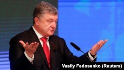 Порошенко: є два шляхи – підвищувати мінімальну заробітну плану або проводити детінізацію зарплат