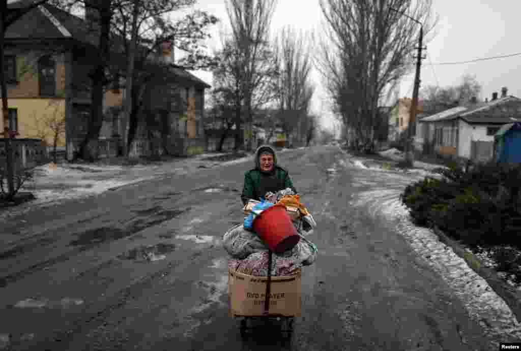 Жінка з речами на пустій вулиці Дебальцево, 6 лютого 2015 року