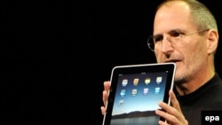 iPad ning birinchi avlodi taniqli Stiv Jobs tarafidan 2010 yili taqdim etilgan edi.