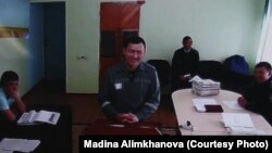 На фото с монитора в суде — находящийся в тюрьме в Алматинской области осуждённый бывший глава агентства КазТАГ Асет Матаев участвует по видеосвязи в суде по рассмотрению его ходатайства об облегчении ему меры наказания. Капшагай, 16 марта 2018 года. 