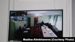 На фото с монитора в суде — находящийся в тюрьме в Алматинской области осуждённый бывший глава агентства КазТАГ Асет Матаев участвует по видеосвязи в суде по рассмотрению его ходатайства об облегчении ему меры наказания. Капшагай, 16 марта 2018 года. 