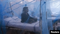 دختری مبتلا به تب دنگی در لاهور