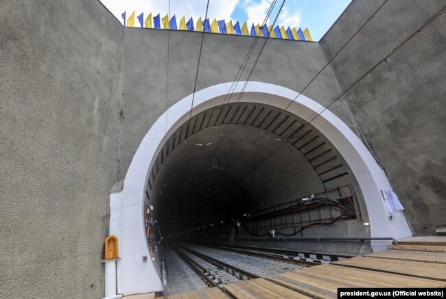 Яке значення має відкриття Бескидського тунелю для України