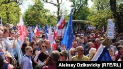 Демонстрация в Варшаве в поддержку Конституции. 7 мая 2016 года.