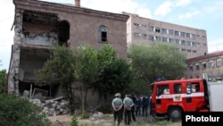 Partlayış baş vermiş binanın dağıntıları. Yerevan, 29 may 2012-ci il.