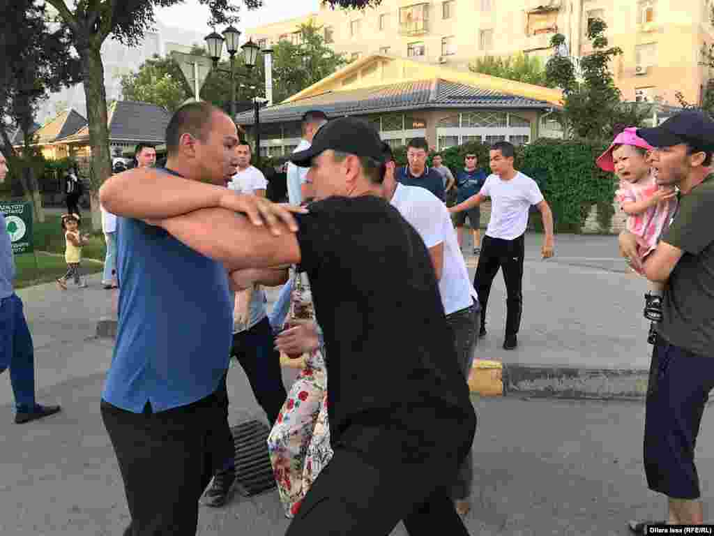 В Шымкенте в задержаниях участвовали люди в гражданской одежде. &nbsp;