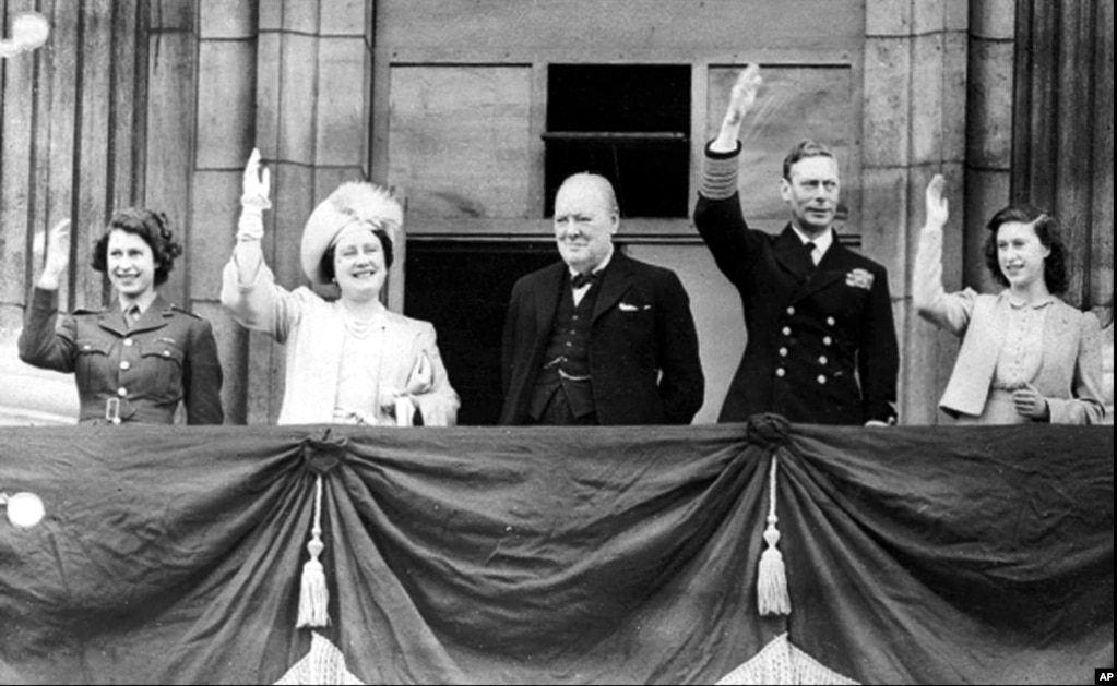 Прем&#39;єр-міністр Великої Британії Вінстон Черчілль із британською королівською родиною в Букінгемському палаці, 8 травня 1945 року. Саме того вечора майбутня королева Великобританії Єлизавета II і її сестра Маргарет втекли на вечірку, яку потім Єлизавета назвала ніччю, яка найбільш за все запам&rsquo;яталася в її &nbsp;житті