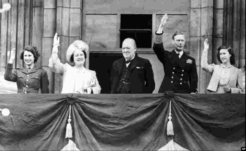 Принцесса Елизавета (крайняя слева, в военной форме) на балконе Букингемского дворца с отцом &mdash; королем Георгом VI, матерью &mdash; королевой Элизабет, сестрой, принцессой Маргарет, и премьером Уинстоном Черчиллем