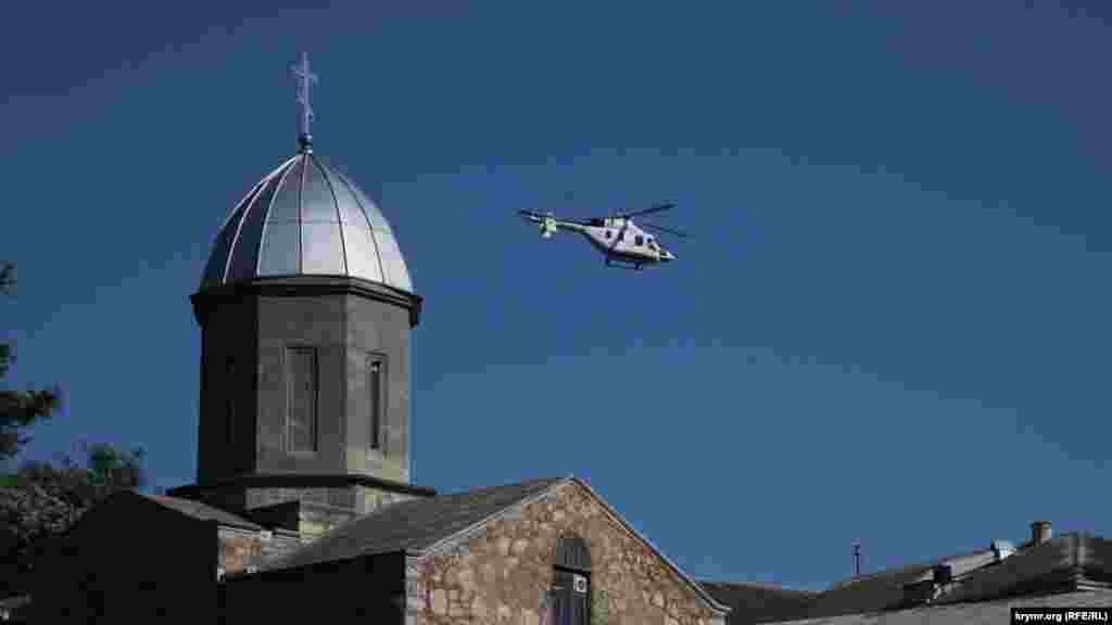 Медицинский вертолет над Храмом Иверской иконы Божьей Матери. Вертолетная площадка находится неподалеку, у городской больницы
