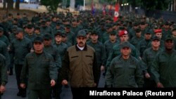 Николас Мадуро на военной базе вблизи Каракаса, вместе с министром обороны Владимиром Падрино и главой Генштаба Ремихио Себальосом. 2 мая 2019 года