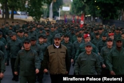 Нікаляс Мадура (у цэнтры) на маршы з вайскоўцамі на базе ў Каракасе, 2 траўня 2019 году