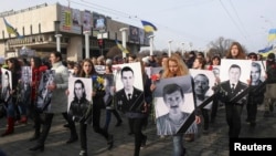 Участники "Марша достоинства" в Харькове несут портреты товарищей, погибших от рук пророссийских сепаратистов