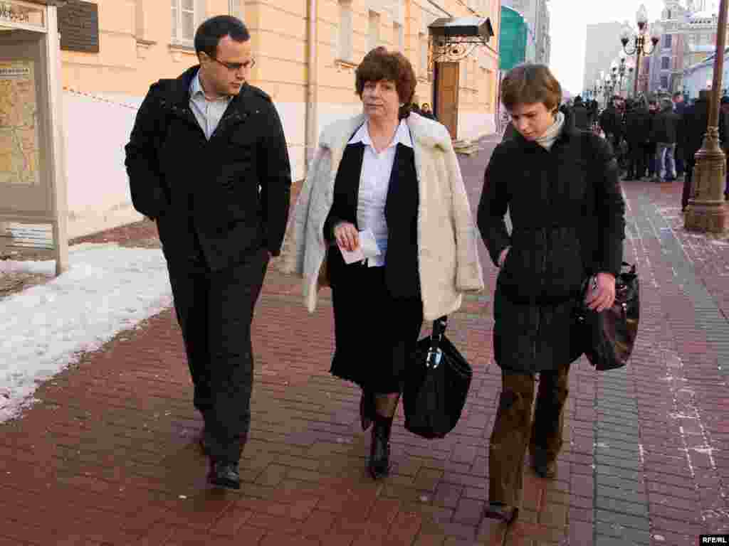 Дети Анны Политковской Илья и Вера и их адвокат Карина Москаленко после провозглашения вердикта присяжных