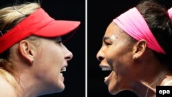 Россиянка Мария Шарапова (слева) и Серена Уильямс из США во время турнира Australian Open. Мельбурн, январь, 2015 года.